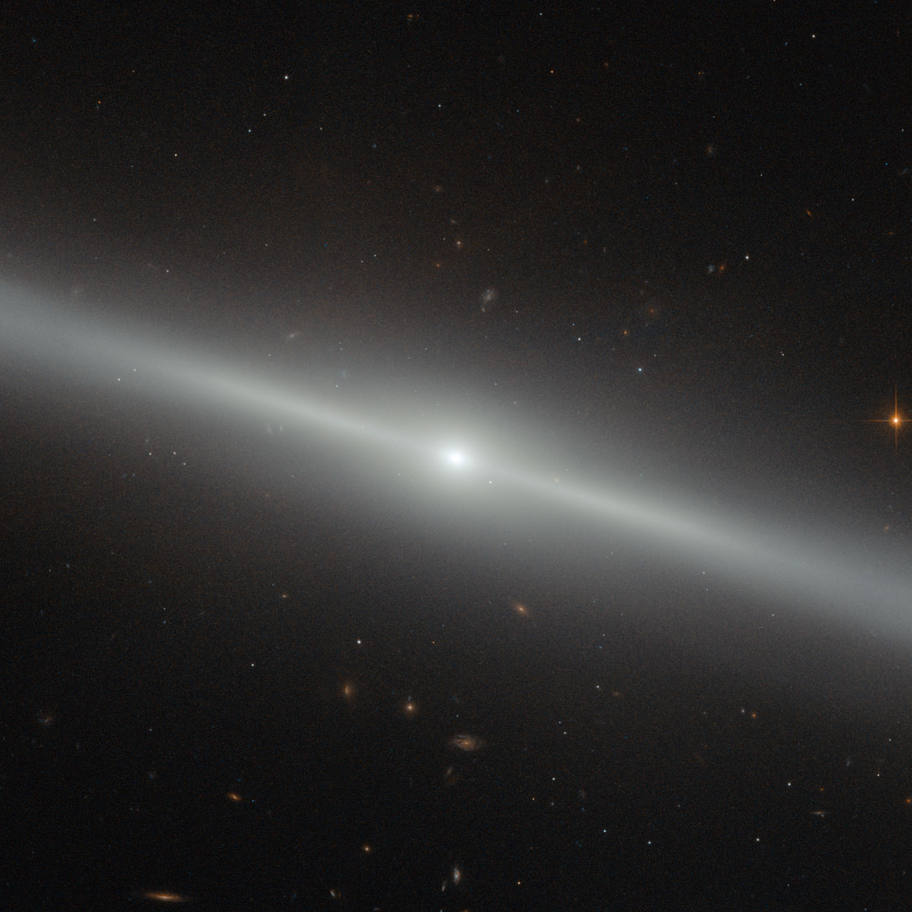 Хаббл подарил нам линзообразную галактику